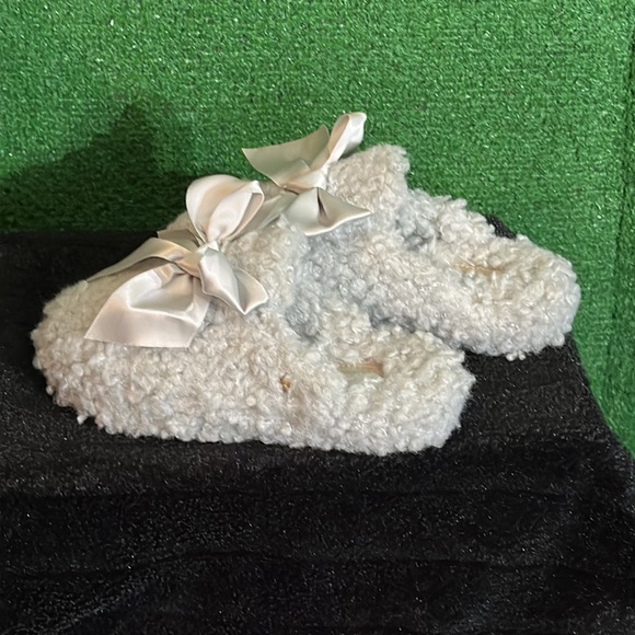 UGG Slippers Size 1 - Picture 2 of 3